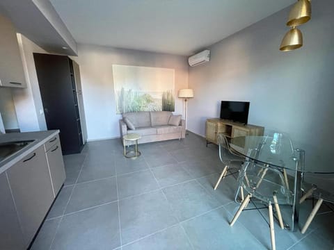 TV and multimedia, Kitchen or kitchenette, Living room, Seating area, Dining area, air conditioner