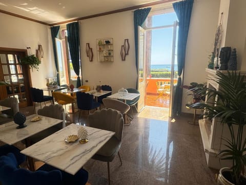 Restaurant/places to eat, Lounge or bar, Sea view