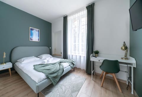 Bed, TV and multimedia, Photo of the whole room, Bedroom, towels