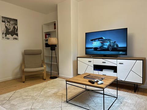 Communal lounge/ TV room, TV and multimedia, Living room, Seating area, Evening entertainment
