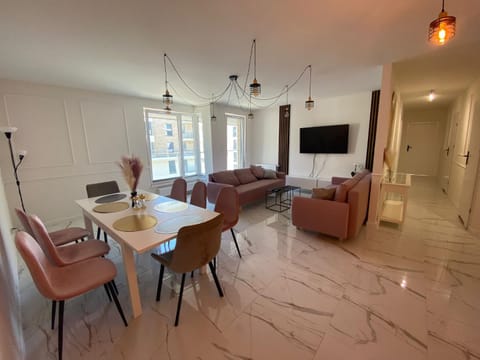 Communal lounge/ TV room, TV and multimedia, Living room, Seating area, Dining area, Evening entertainment