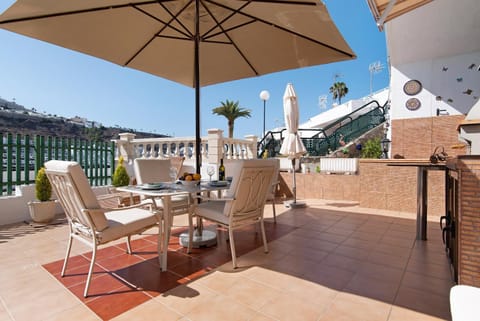 Property building, Balcony/Terrace, Living room