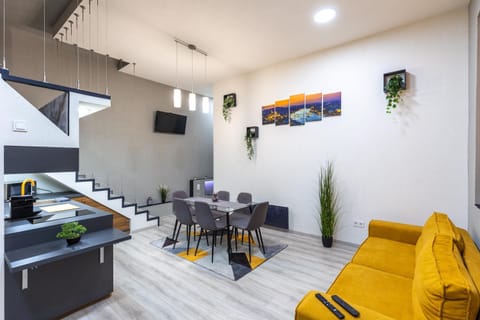 Communal lounge/ TV room, TV and multimedia, Dining area