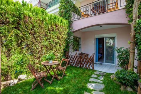 Property building, Facade/entrance, Spring, Garden, Balcony/Terrace