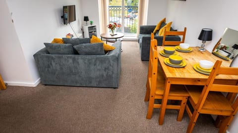 Greenings Apt Warrington - 2 Bed with FREE off road Parking & Wifi Apartment in Warrington
