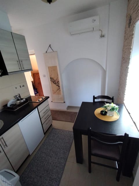 Kitchen or kitchenette, Dining area, air conditioner