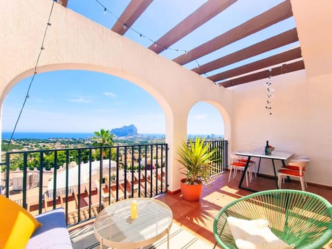 Day, Natural landscape, View (from property/room), Balcony/Terrace, Seating area, Dining area, Mountain view, Sea view