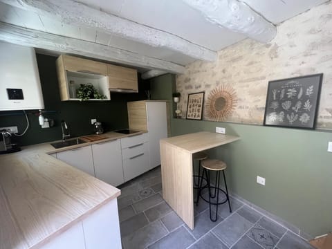 Kitchen or kitchenette, Dining area, minibar, stove