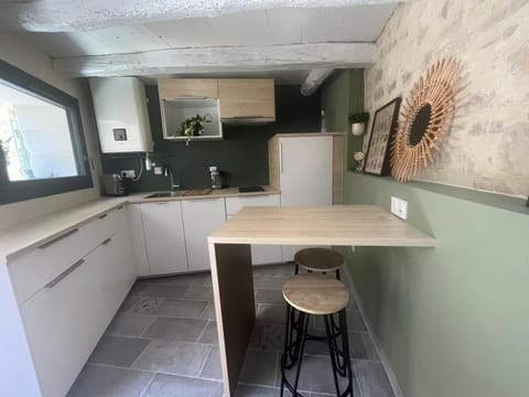 Kitchen or kitchenette, Dining area, stove