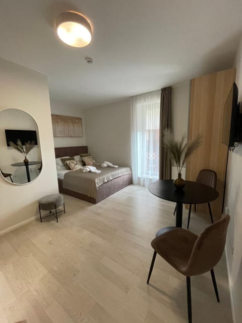 Bed, TV and multimedia, Living room, Photo of the whole room, Seating area, Bedroom