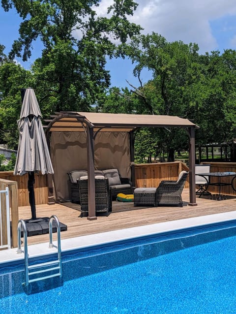 Patio, Pool view, Swimming pool, sunbed