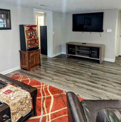 TV and multimedia, Living room, Seating area, Evening entertainment