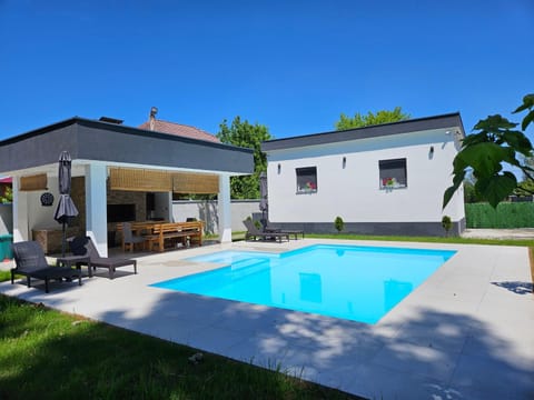 Property building, Garden view, Swimming pool, sunbed