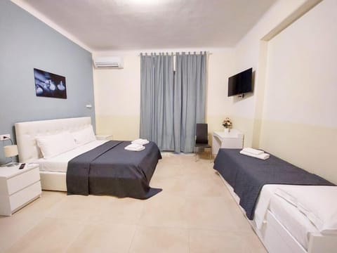 Bed, TV and multimedia, Photo of the whole room, Bedroom, towels, air conditioner