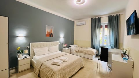 Bed, TV and multimedia, Bedroom, towels