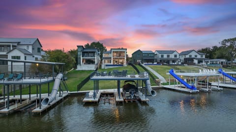 Luxe Lakefront Haven New Listing Promos Available House in Kingsland