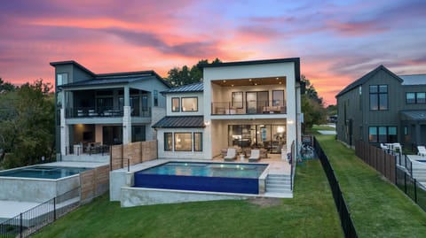 Luxe Lakefront Haven New Listing Promos Available House in Kingsland