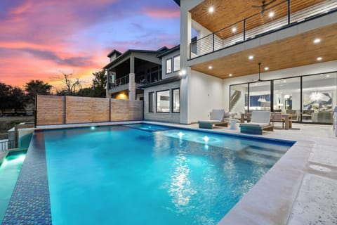 Luxe Lakefront Haven New Listing Promos Available House in Kingsland