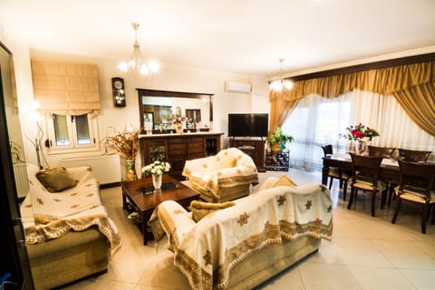 TV and multimedia, Living room, Seating area, Dining area