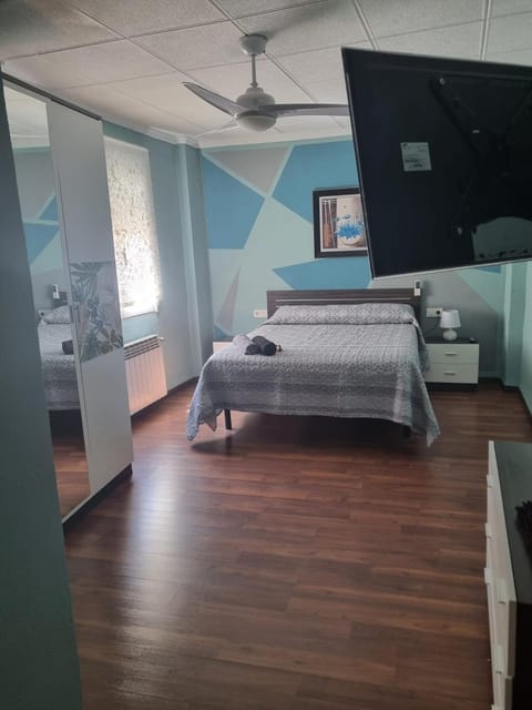Bed, TV and multimedia, Photo of the whole room, Bedroom, fireplace
