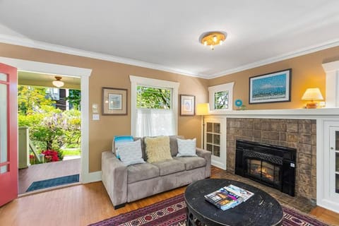 Enchanted Path to a Gardenscape - 92 Walkscore! House in Phinney Ridge