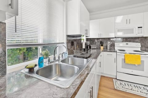 Comfy & Updated Apartment centrally located minutes away from everything! Apartment in Coral Gables