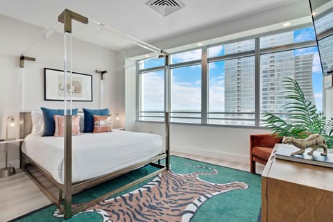 2-Story 3BD Brickell Penthouse Free Parking Heated Pool Apartment in Brickell