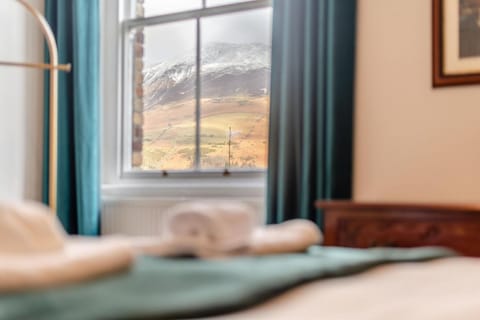 Bedroom, Mountain view