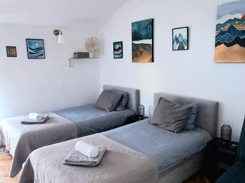 Bed, Seating area, Bedroom