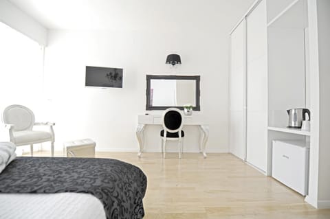 Photo of the whole room, Seating area