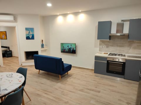 Kitchen or kitchenette, Living room, Dining area, oven