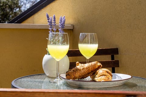 Day, Food and drinks, Food, Breakfast, Continental breakfast, Drinks, Alcoholic drinks