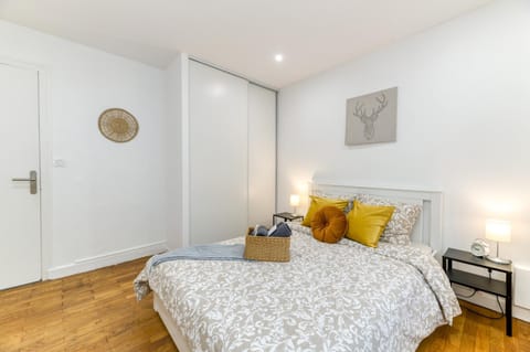 Bed, Photo of the whole room, Bedroom, wardrobe