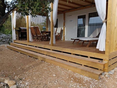 Property building, Patio, Balcony/Terrace