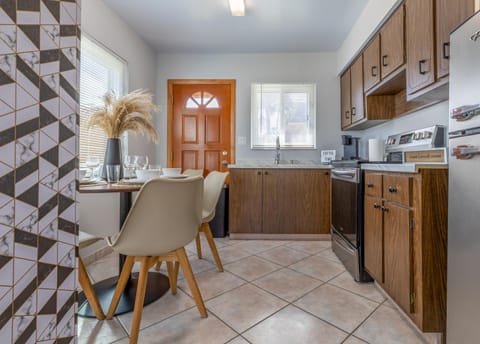 Kitchen or kitchenette, Dining area, minibar, pet friendly