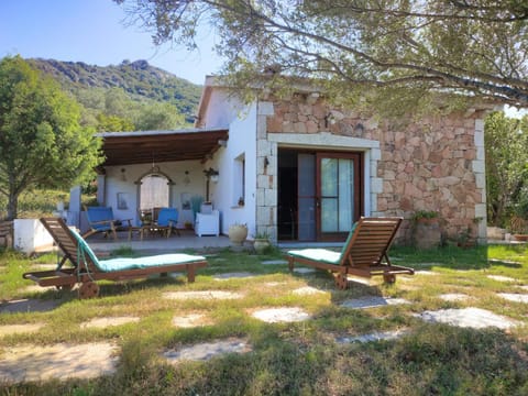 Property building, Patio, Spring, Day, Natural landscape, Garden, Garden, Garden view, Mountain view, sunbed