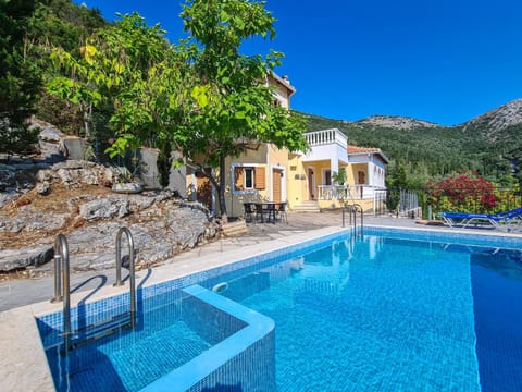 Property building, Day, Natural landscape, Balcony/Terrace, Mountain view, Pool view, Swimming pool, Swimming pool, sunbed