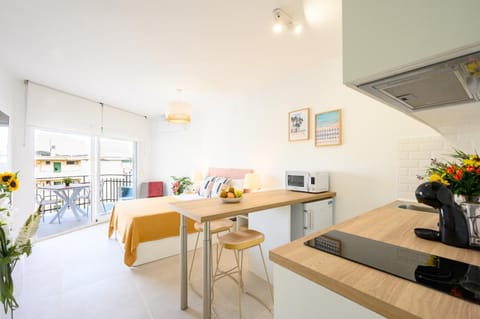 Bed, Kitchen or kitchenette, Photo of the whole room, Dining area, Bedroom, locker, minibar, stove, toaster, air conditioner