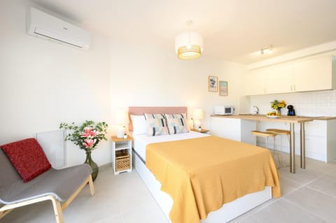 Bed, Kitchen or kitchenette, Living room, Photo of the whole room, Seating area, Dining area, Bedroom, minibar, air conditioner