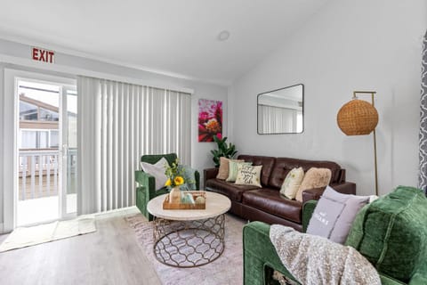 Endless Sunset- Near Beach Surf and Pet Friendly House in Huntington Beach