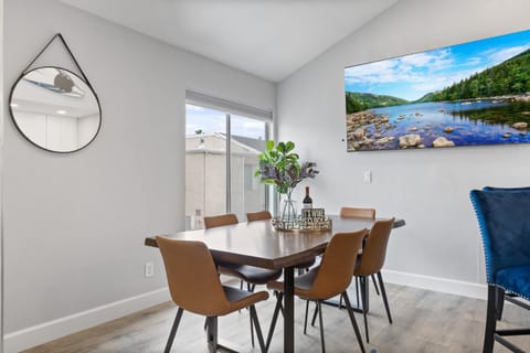 Endless Sunset- Near Beach Surf and Pet Friendly House in Huntington Beach