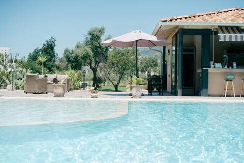Property building, Patio, Spring, Day, Natural landscape, Garden, Garden view, Pool view, Swimming pool, sunbed