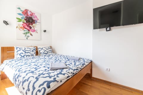 Communal lounge/ TV room, Bed, TV and multimedia, Bedroom