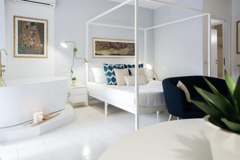 Bed, Hot Tub, Bedroom, Bath