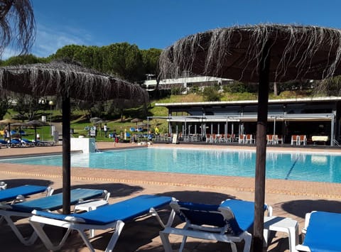 Restaurant/places to eat, Swimming pool, Swimming pool