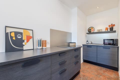 Kitchen or kitchenette, minibar