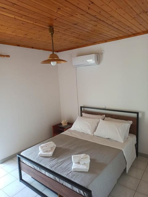 Bed, Photo of the whole room, Bedroom, towels, air conditioner