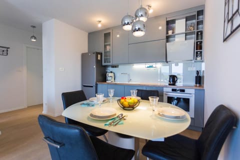 Kitchen or kitchenette, Dining area, stove