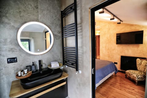 Bed, TV and multimedia, Bedroom