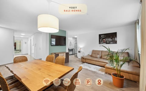 Communal lounge/ TV room, TV and multimedia, Living room, Seating area, Dining area